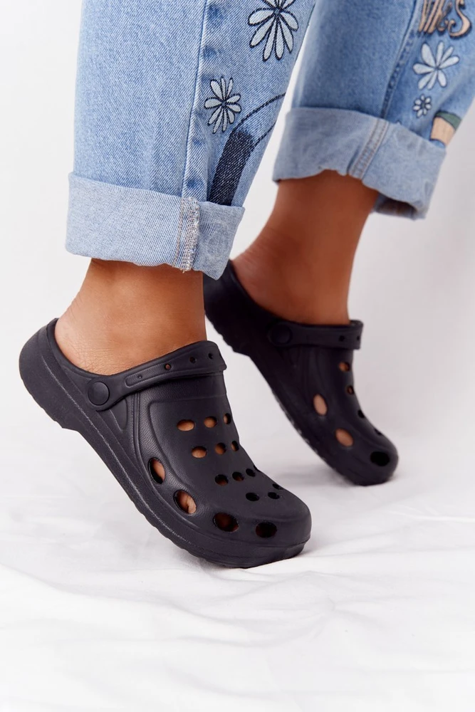 Šlepetės juodos ventiliuojamos su dirželiu Ideal Shoes