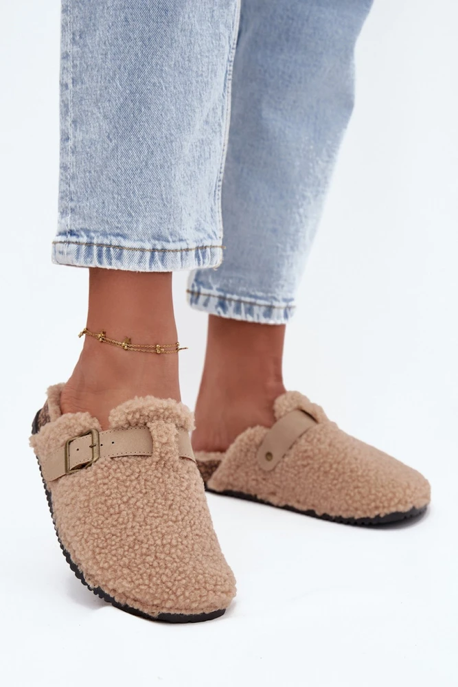 Smėlio spalvos šlepetės su sagtimi Step in style