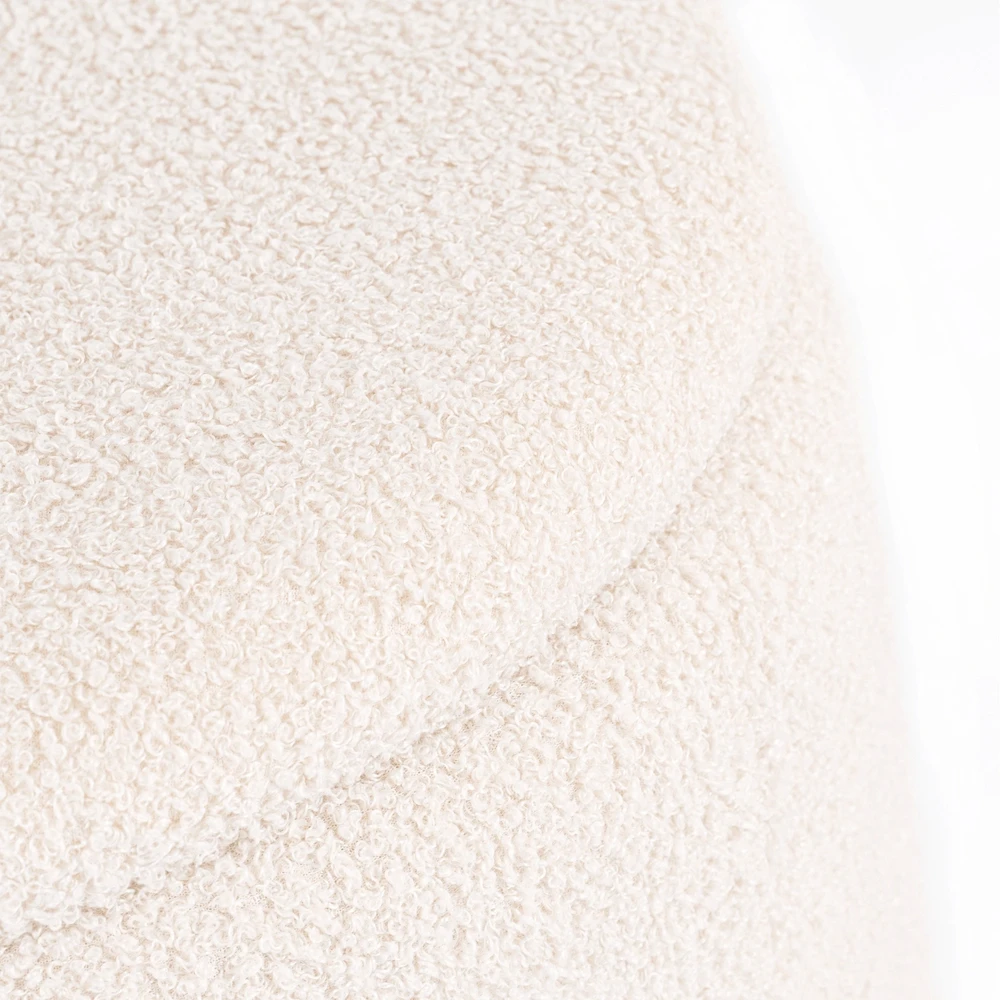 Sofa CARNOS KREMINĖS SPALVOS MINKŠTAS BUKLĖ PUFAS
