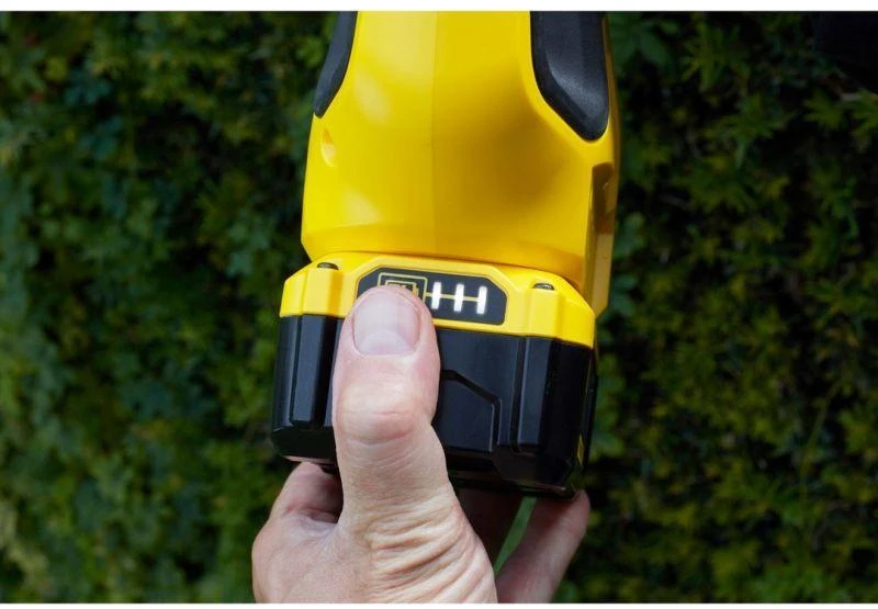 Stanley akumuliatorinės gyvatvorių žirklės aukštam kirpimui SFMCPH845M1, V20, 45cm, 1x4.0Ah