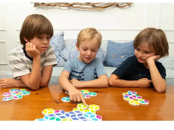 Stellö – strateginis spalvų jungimo žaidimas