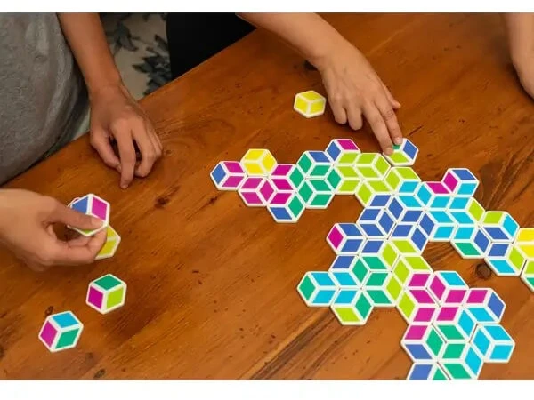 Stellö – strateginis spalvų jungimo žaidimas