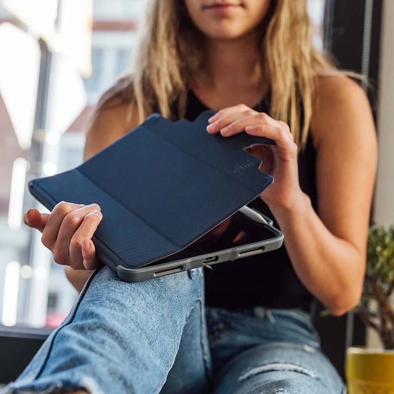 STM Dux Plus - Rugged dėklas skirtas Apple iPad 11" 2025 / 10.9" 2022 MIL-STD-810G with Apple Pieštukas Holder Juodas EDU/COM Version