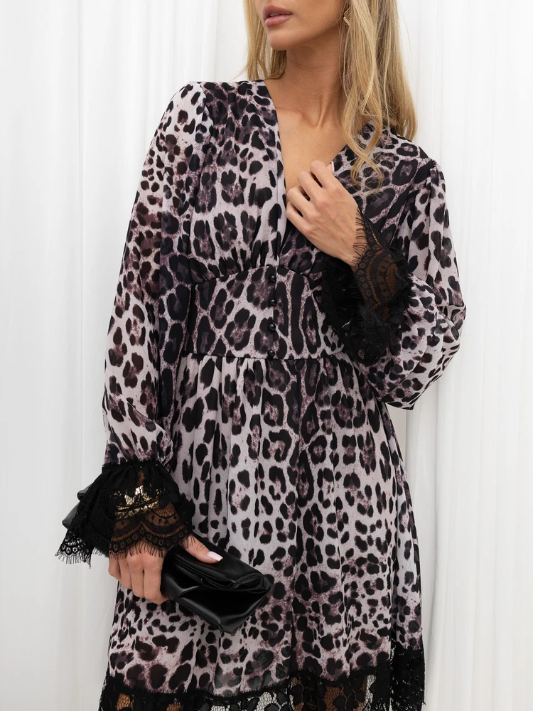 Pilkai juoda midi suknelė su leopardo raštu ir nėriniuotomis detalėmis