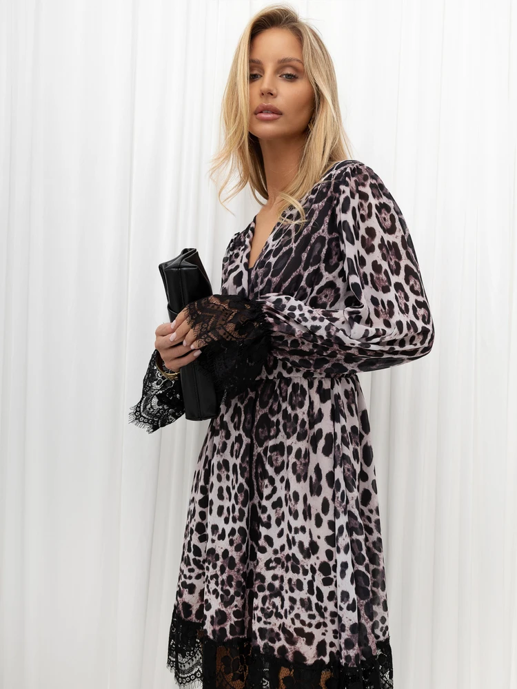 Pilkai juoda midi suknelė su leopardo raštu ir nėriniuotomis detalėmis
