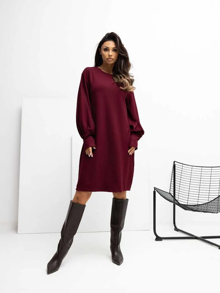 Suknelė bordo Makadamia – elegancijai ir išskirtinumui kiekviena proga.