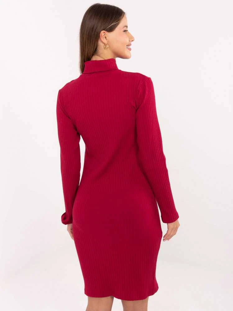 Suknelė bordo Makadamia – elegancijai ir jaukumui vėsesnėmis dienomis.