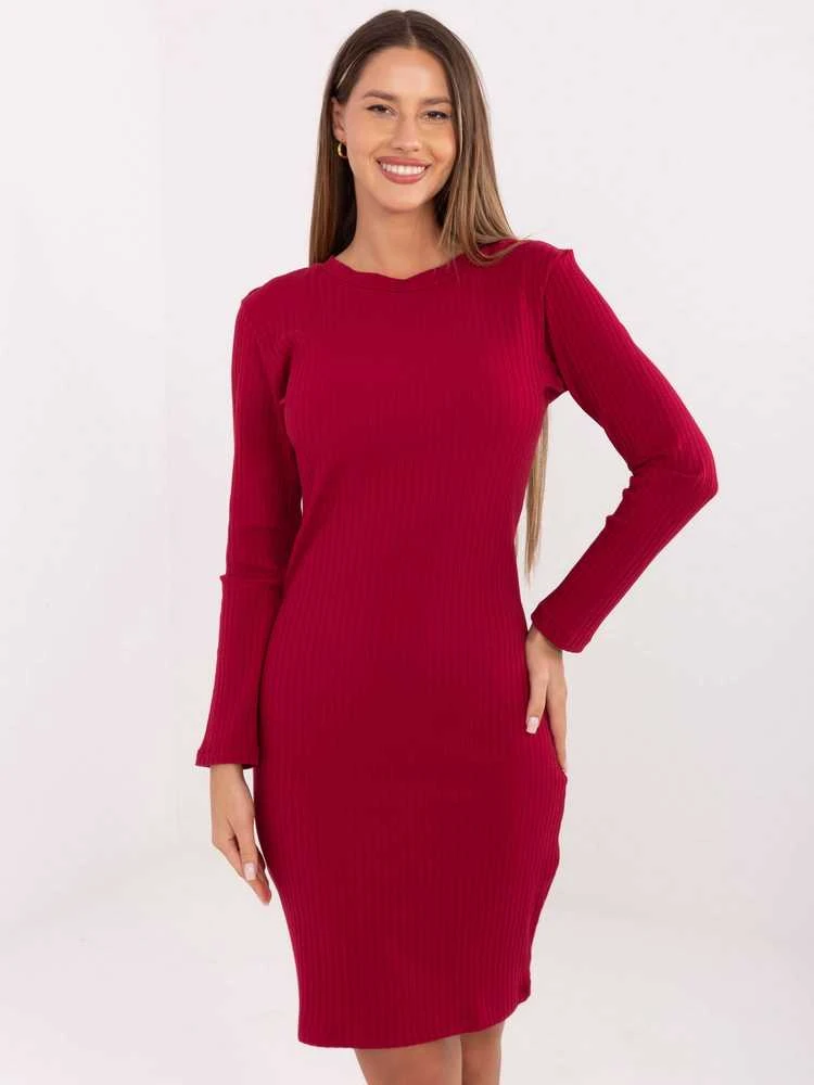 Suknelė bordo Makadamia – elegancijai ir šilumai vėsesnėmis dienomis.