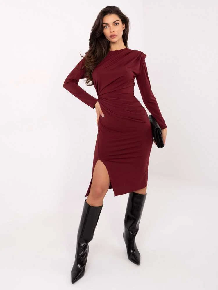 Suknelė bordo Makadamia – elegancijai ir išskirtinumui šaltuoju sezonu.