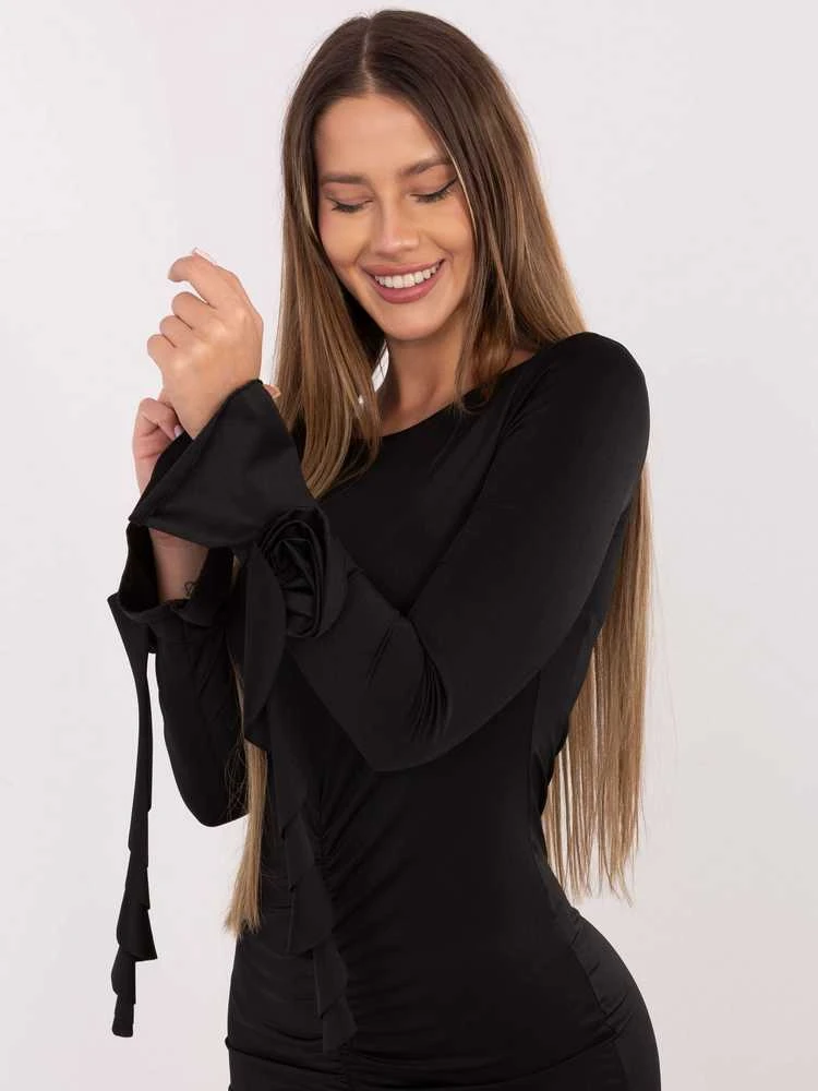 Suknelė juoda Makadamia – elegancijai ir pasitikėjimui kiekviename žingsnyje.