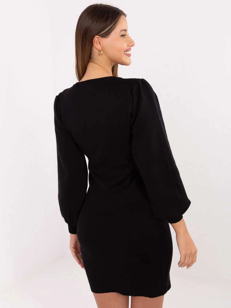 Suknelė juoda Makadamia – elegancijai ir pasitikėjimui kiekviename žingsnyje.