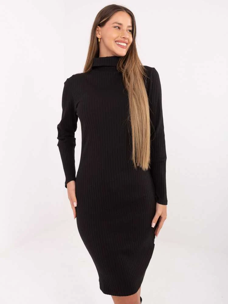 Suknelė juoda Makadamia – elegancijai ir pasitikėjimui kiekviename žingsnyje.