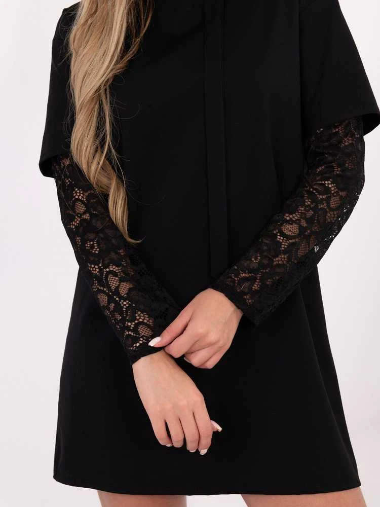 Suknelė juoda MI SK 4303 – elegancijai ir pasitikėjimui kasdien.