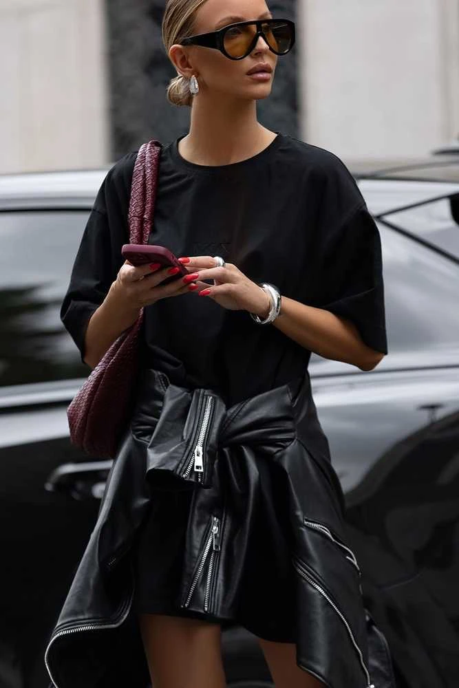 Suknelė moteriška juoda oversized marškinėlių stiliaus SELLA