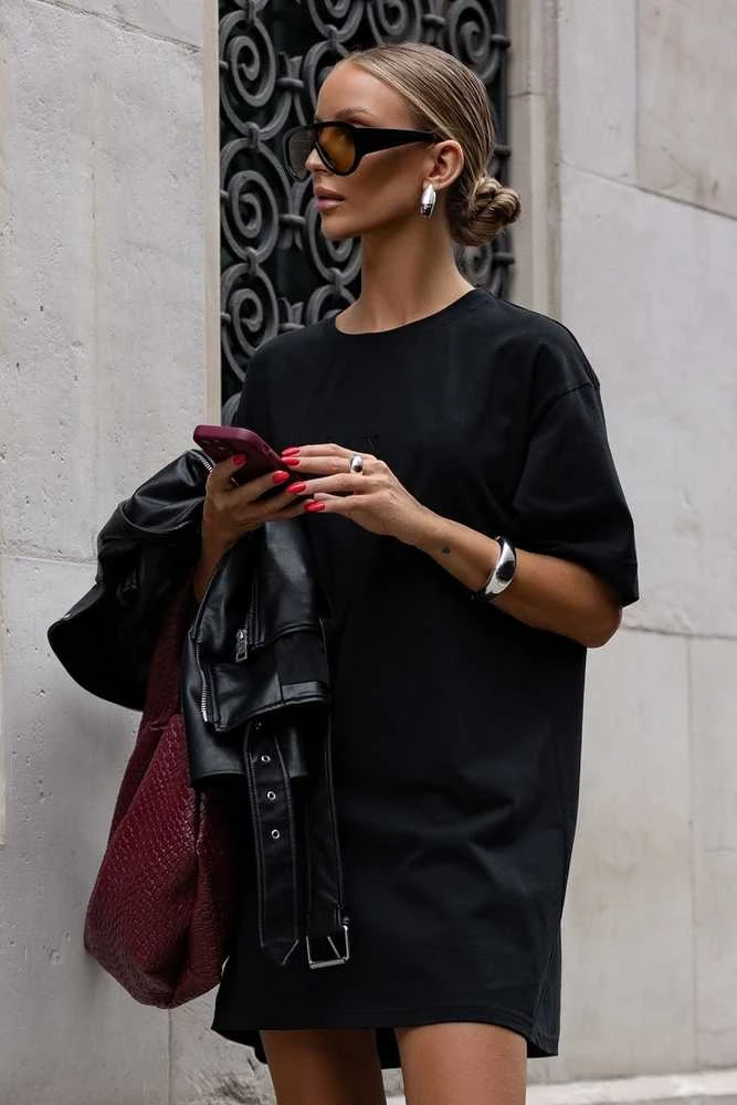 Suknelė moteriška juoda oversized marškinėlių stiliaus SELLA