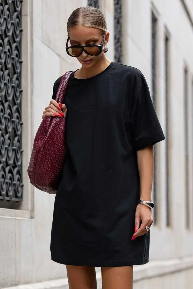 Suknelė moteriška juoda oversized marškinėlių stiliaus SELLA