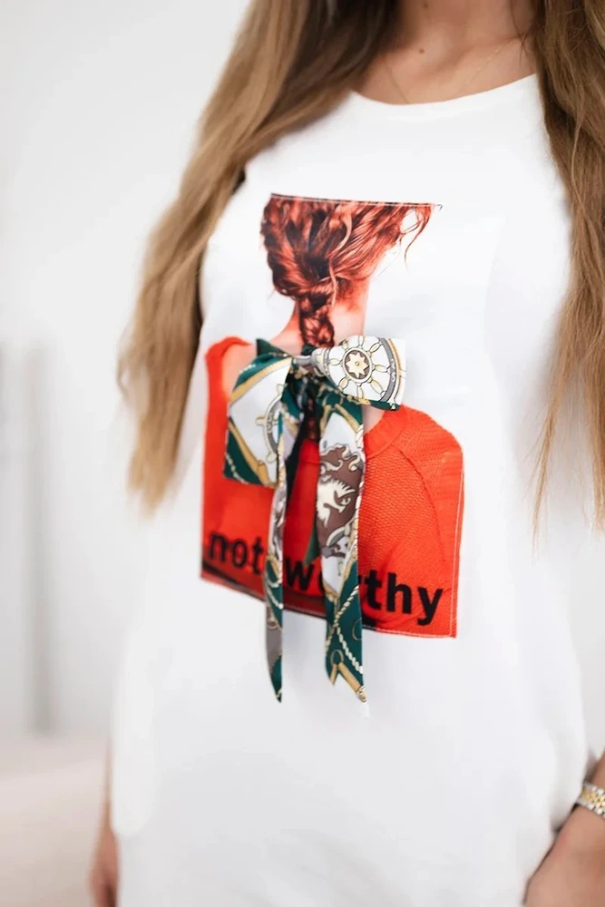 Suknelė su 3D grafiniu užrašu „Noteworthy“, kreminė