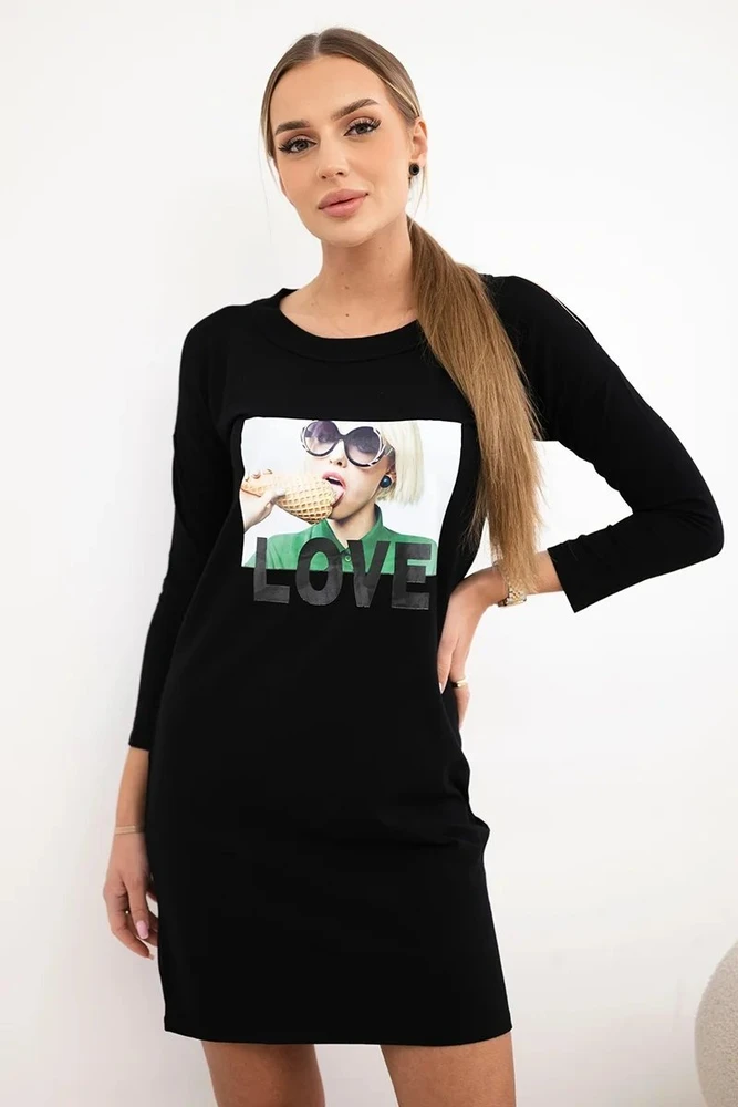 Suknelė su užrašu „Love“ ir iškirpimais ant pečių, juoda
