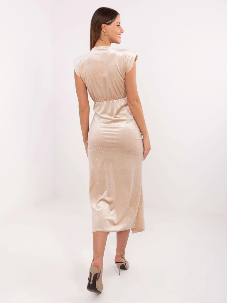 Suknelė smėlio spalvos IT SK 21171 – elegancijai ir patogumui kasdienai.