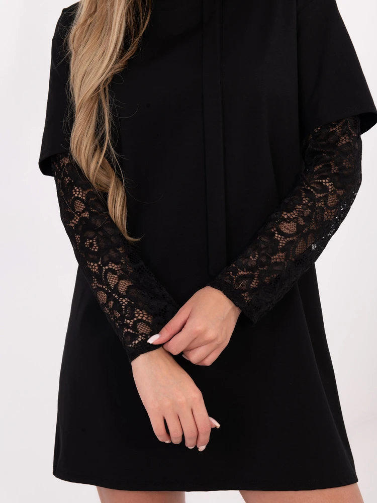 Suknelė juoda MI SK 4303 – elegancijai ir pasitikėjimui kasdien.