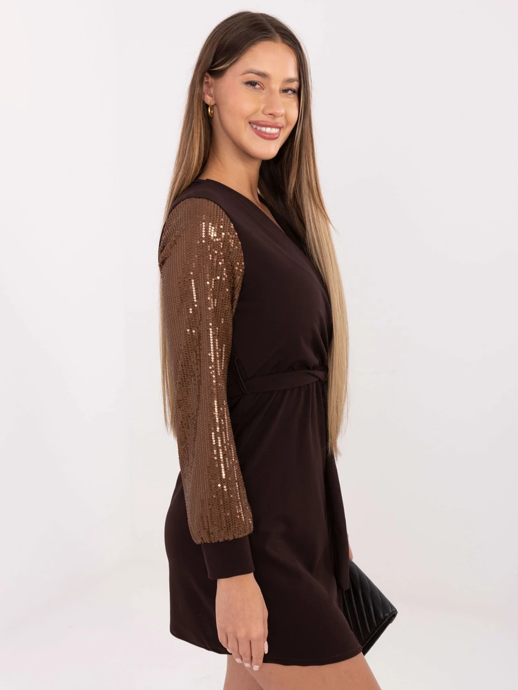 Suknelė tamsiai ruda Makadamia – elegancijai ir šilumai vėsesnėmis dienomis.