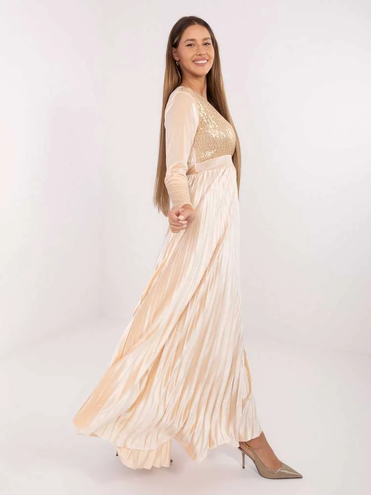 Suknelė šviesiai smėlio spalvos IT SK – elegancijai ir lengvumui kiekvieną dieną.