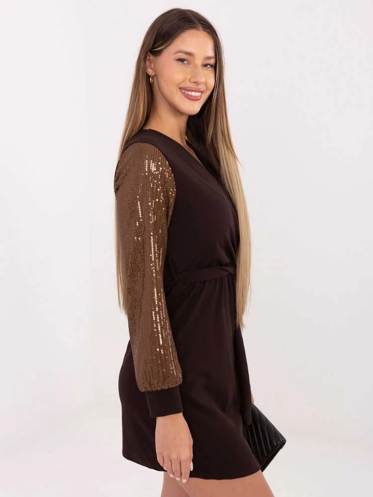 Suknelė tamsiai ruda Makadamia – elegancijai ir šilumai vėsesnėmis dienomis.
