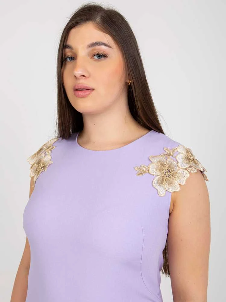 Šviesiai violetinės spalvos suknelė