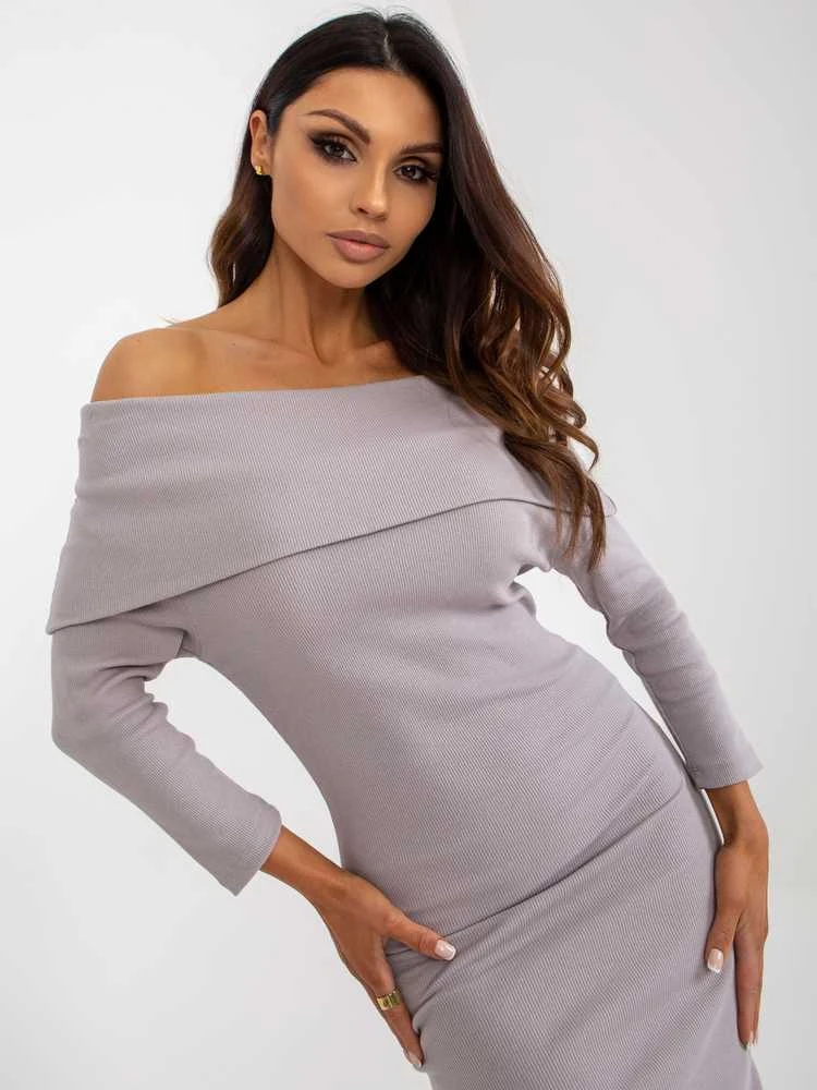 Šviesiai violetinės spalvos suknelė
