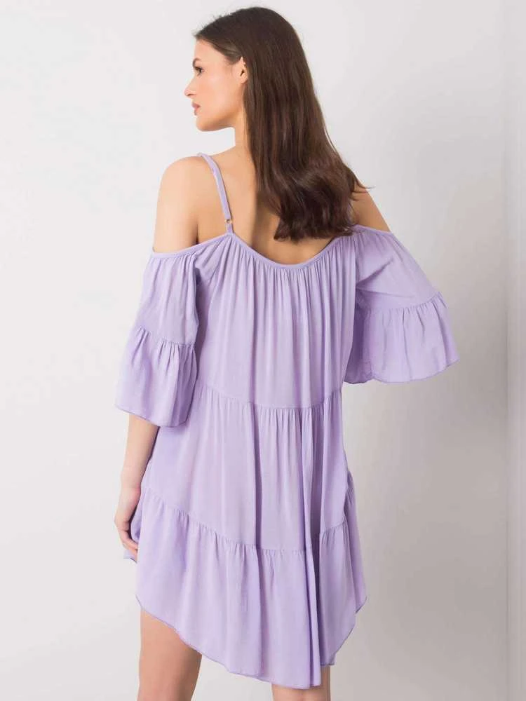 Šviesiai violetinės spalvos suknelė