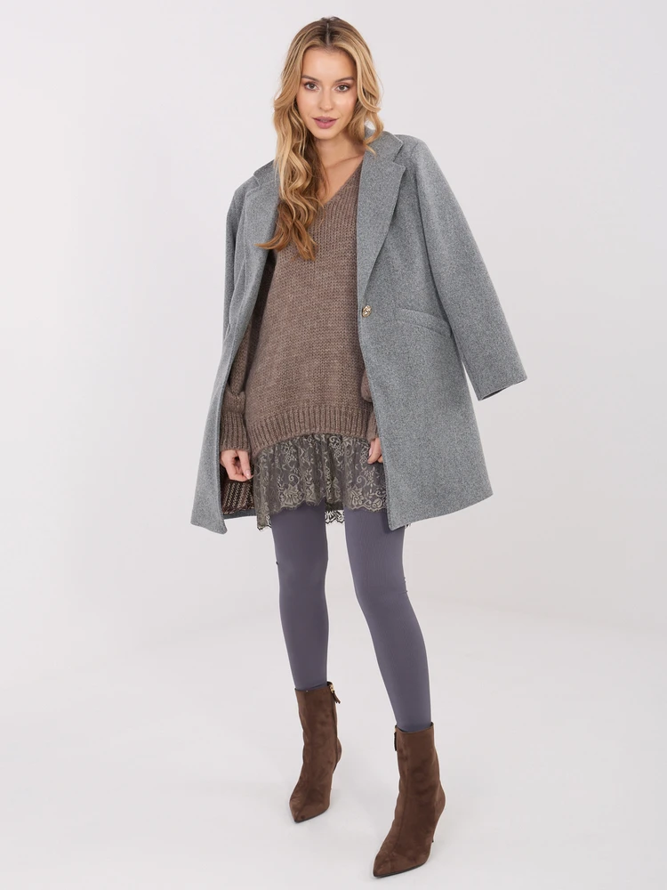 Megztinis tamsiai smėlio spalvos – šilumai ir jaukumui vėsiomis dienomis.