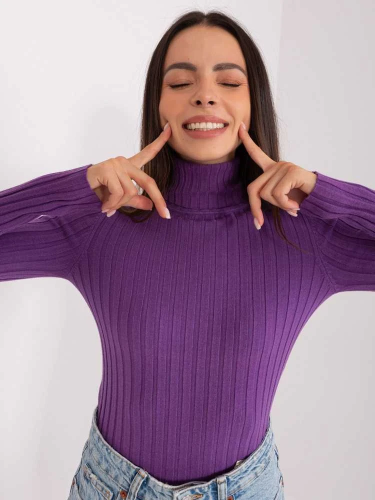Tamsiai violetinis megztinis