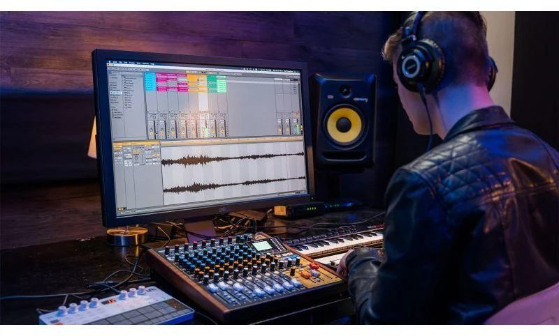 Garso Pultas - Tascam Model 12 12 Kanalų, USB Type-C, Juodas, Medinis