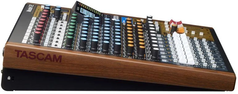 Garso Pultas - Tascam Model 12 12 Kanalų, USB Type-C, Juodas, Medinis