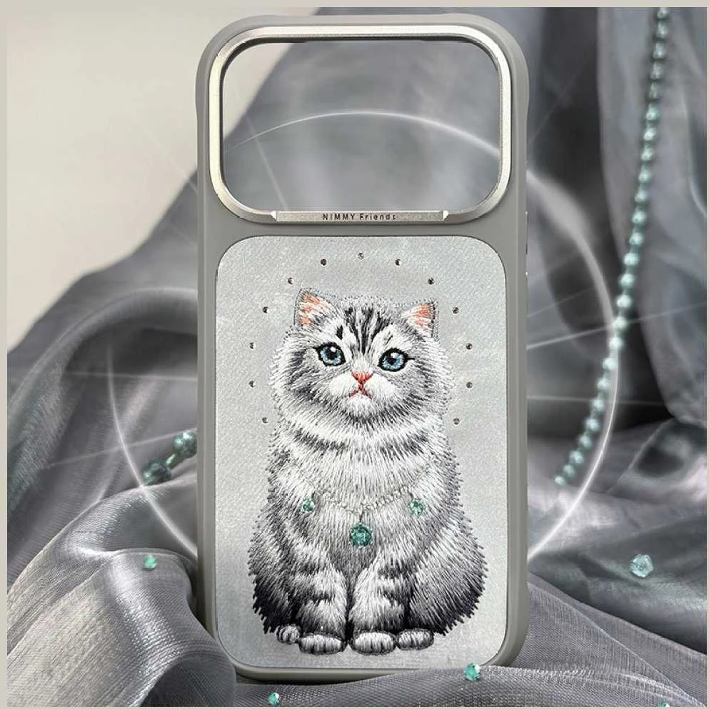 „Nimmy Lucky Fashion Cat“ „MagSafe“ dėklas, skirtas „iPhone 17 Pro“ – pilka