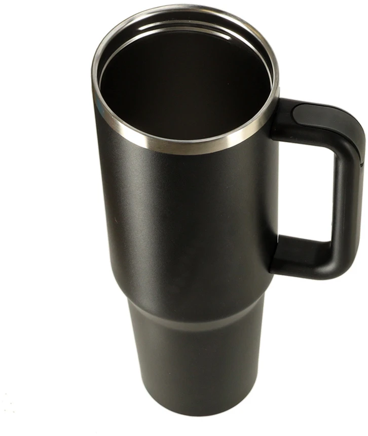Termo puodelis su šiaudeliu ir rankenėle, 1200 ml talpos juodas termosas.