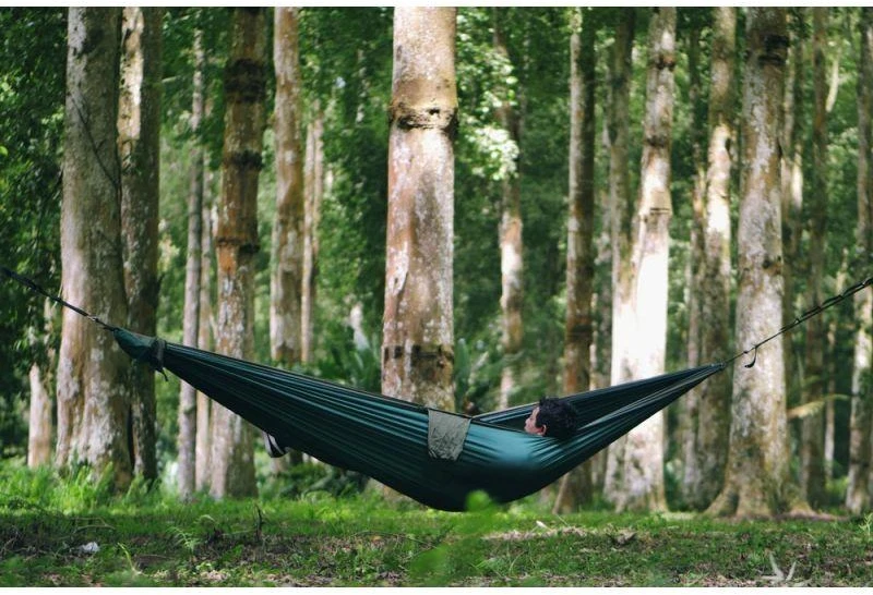 Ticket To The Moon TRAVEL HAMMOCK - Originalus kabantis hamakas 2 asmenims, nailoninis, tamsiai žalias, šviesiai pilkas