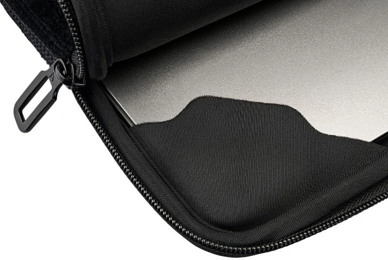 TUCANO Velluto 2 dėklas MacBook Air 13, juodas