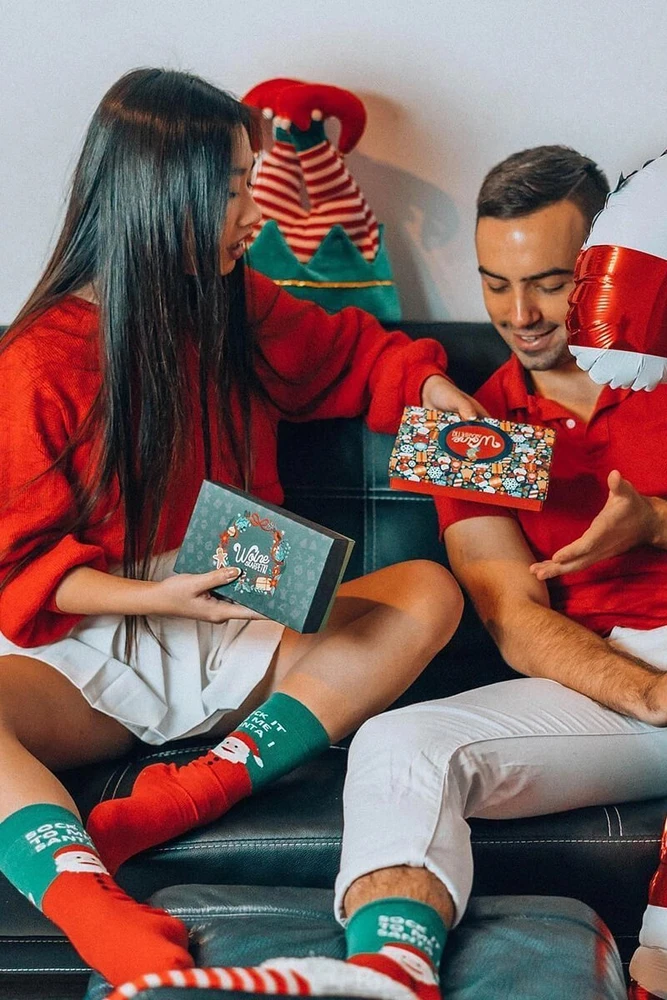Unisex kalėdinės kojinės dovanų dėžutėje, 2 porų rinkinys su Kalėdų Seneliu ir dryžiais