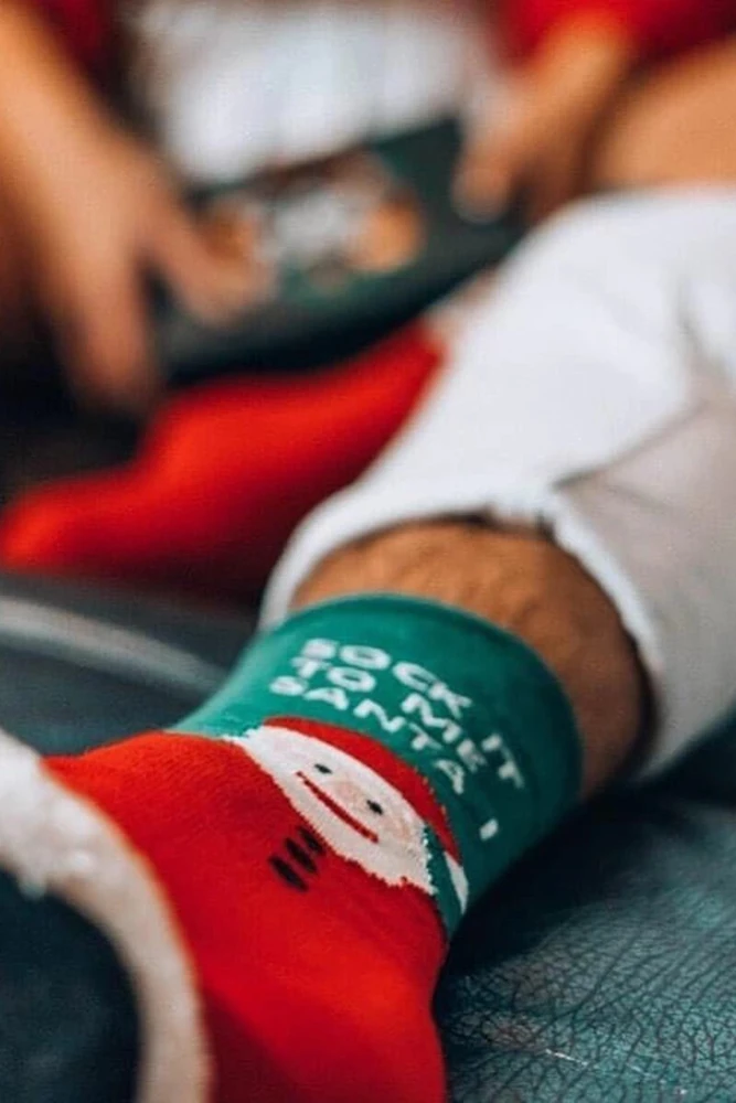 Unisex kalėdinės kojinės dovanų dėžutėje, 2 porų rinkinys su Kalėdų Seneliu ir dryžiais