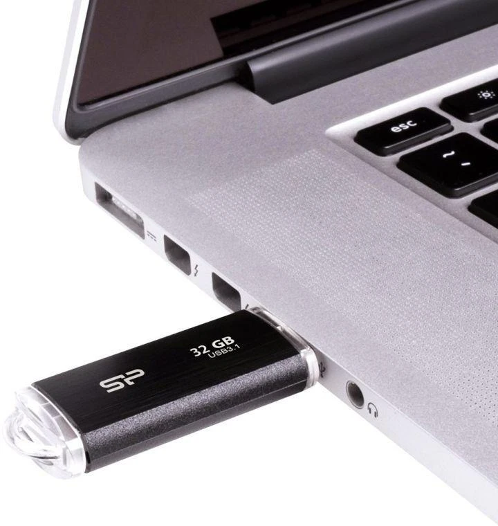 Ausinės USB atmintinė Silicon Power Blaze B02 32GB USB 3.1 juoda (SP032GBUF3B02V1K)