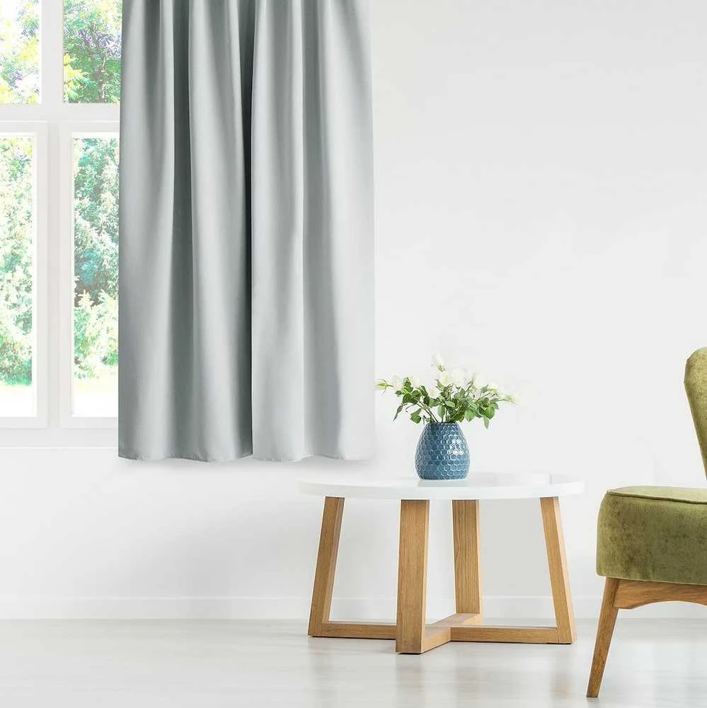 Užuolaida su žiedais šviesiai pilkos spalvos blackout tipo