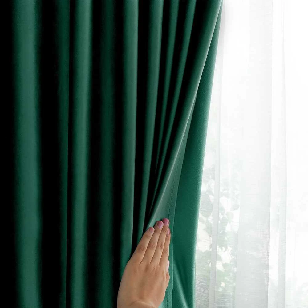 Veliūrinė užuolaida su žiedais tamsiai žalios spalvos