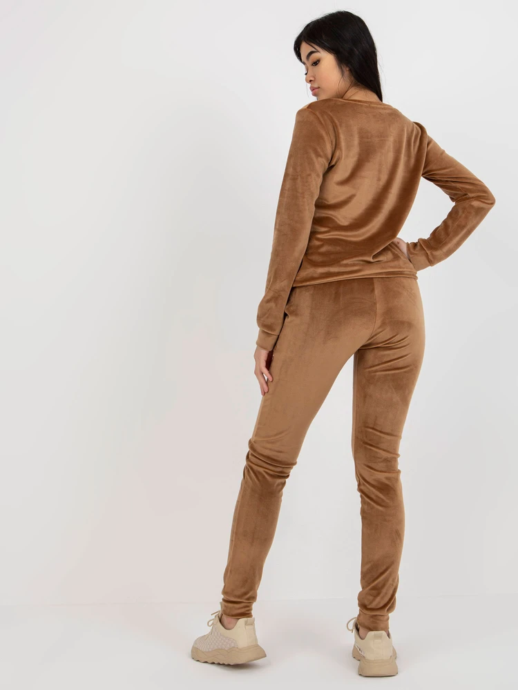 Veliūrinis treningas moterims RV-KMPL-6083.05-camelowy