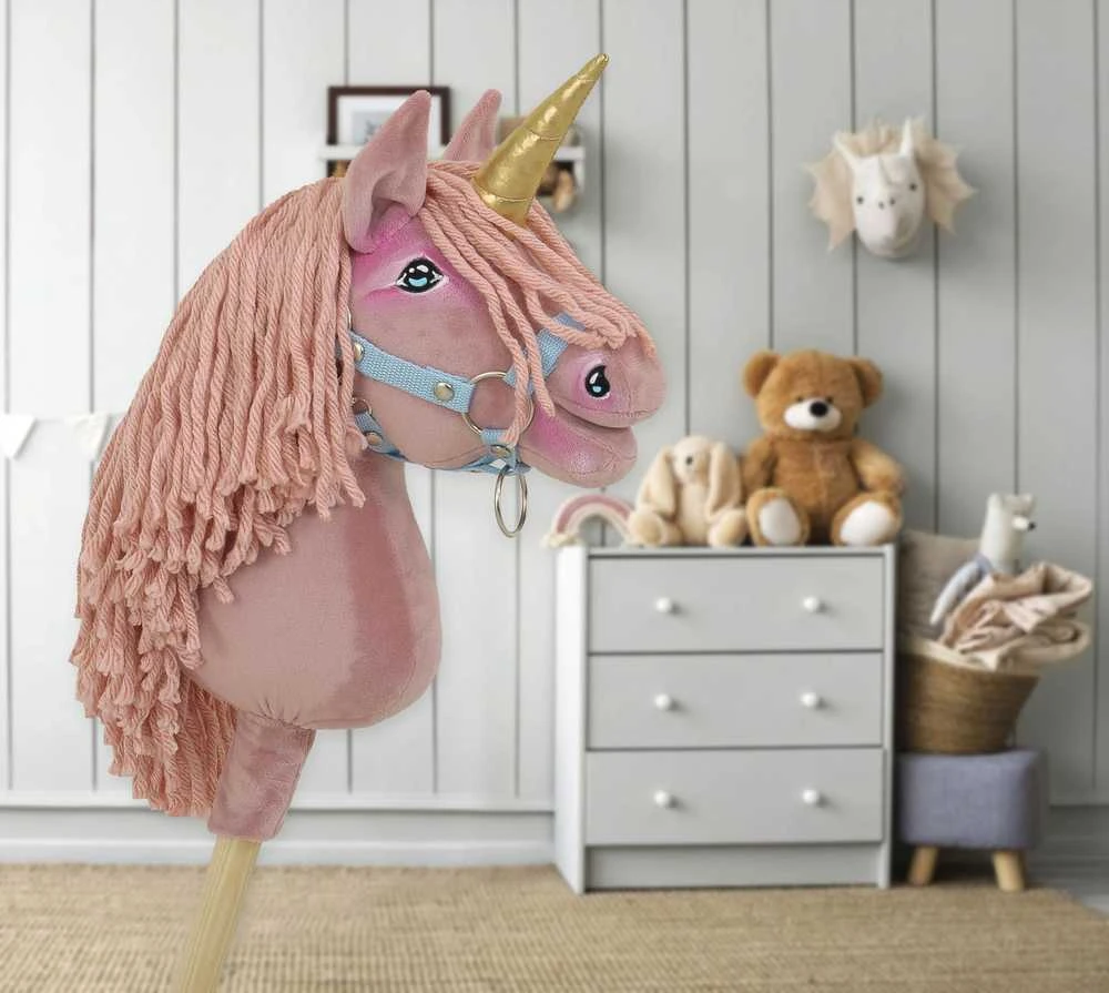 Vienaragis ant lazdos Hobby Horse pastelinės rožinės spalvos A4
