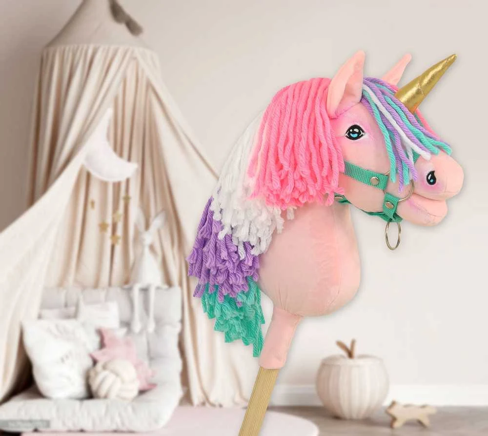Vienaragis ant lazdos Hobby Horse rožinis su spalvota karčiene ir auksiniu ragu
