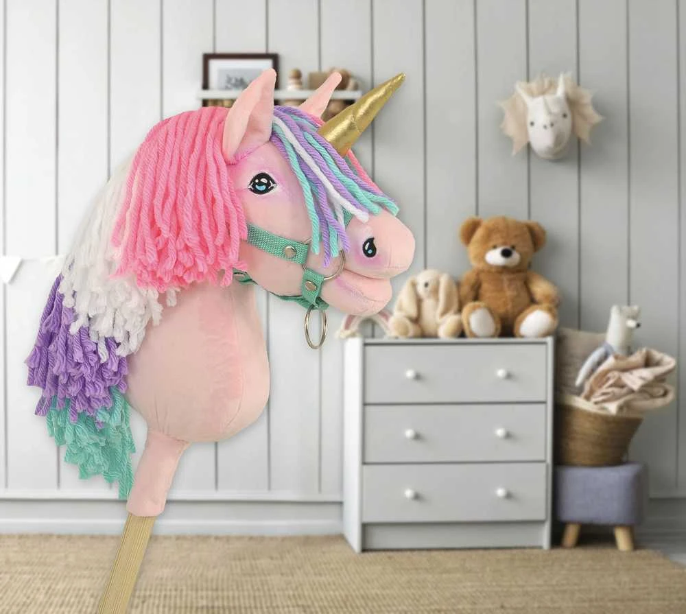 Vienaragis ant lazdos Hobby Horse rožinis su spalvota karčiene ir auksiniu ragu