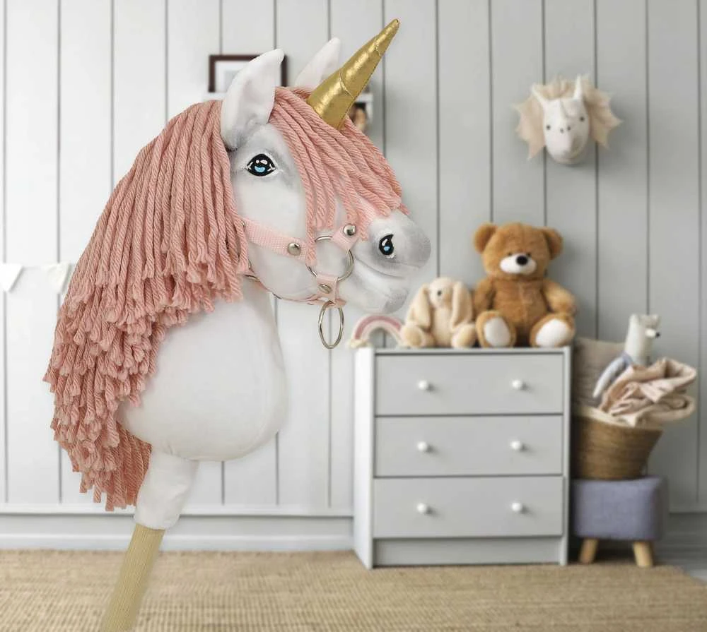 Vienaragis ant lazdos Hobby Horse su rožine karčiene ir auksiniu ragu