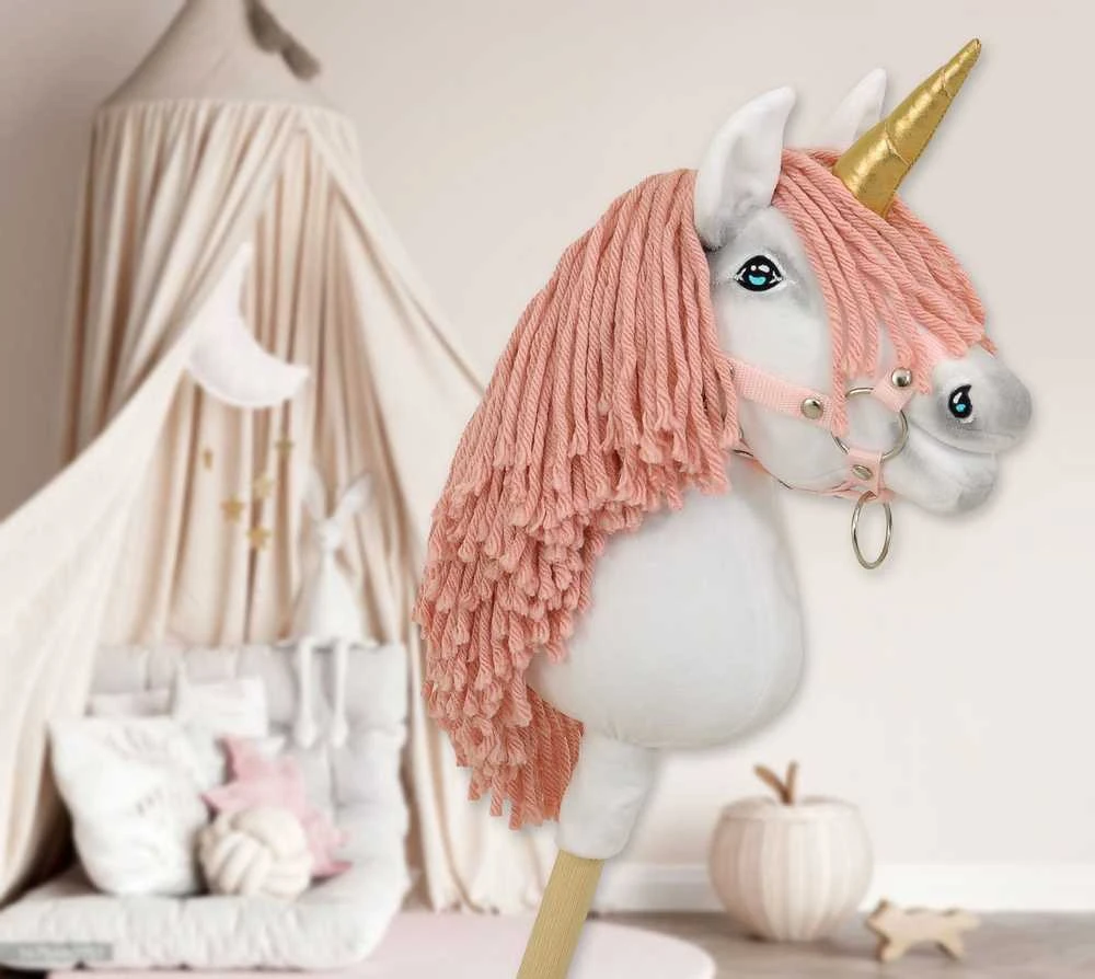 Vienaragis ant lazdos Hobby Horse su rožine karčiene ir auksiniu ragu