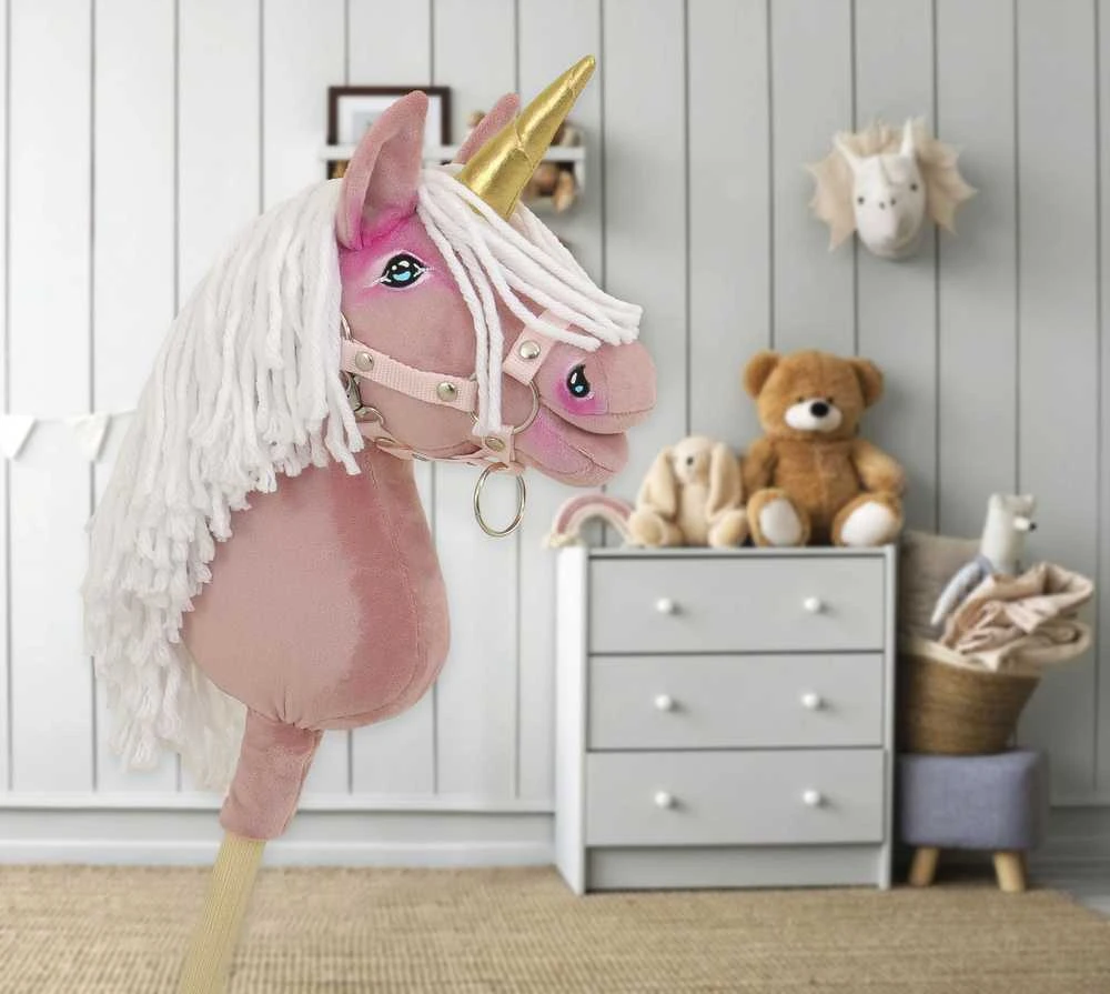 Vienaragis Hobby Horse lazdoje pastelinės rožinės spalvos su balta karčiais A4